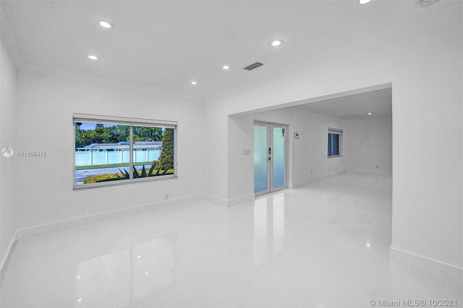 Small Image of 2140 ALAMANDA DR, North Miami Number 33