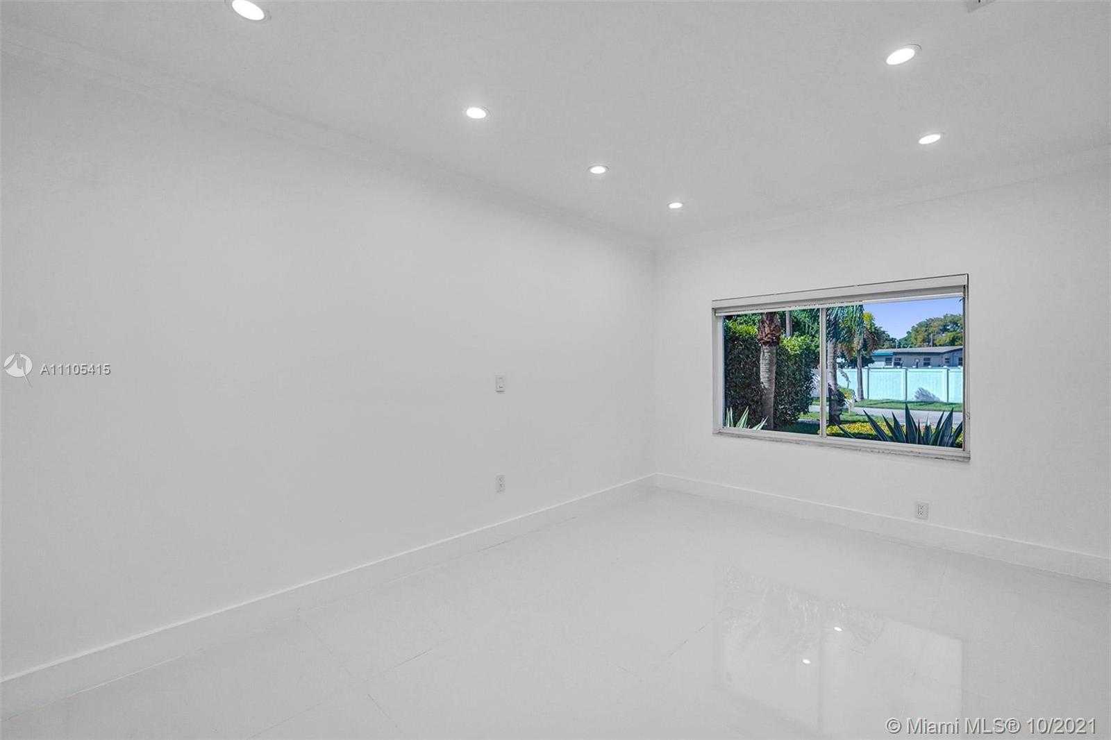 Small Image of 2140 ALAMANDA DR, North Miami Number 34