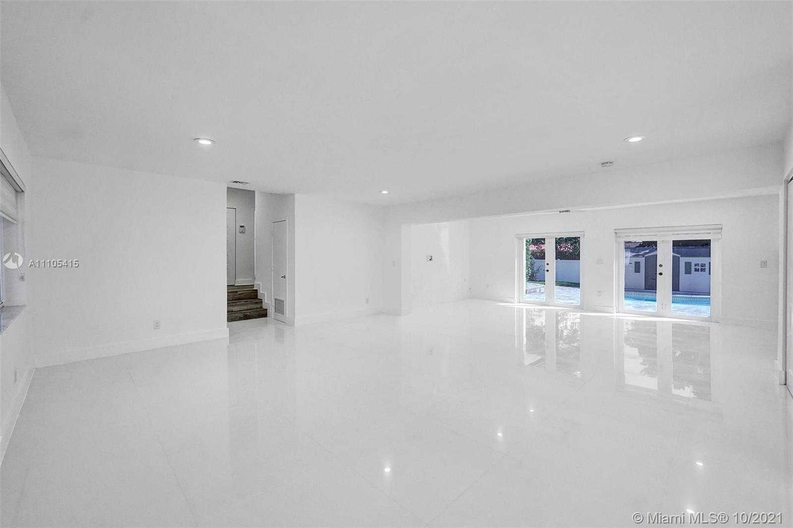 Small Image of 2140 ALAMANDA DR, North Miami Number 37