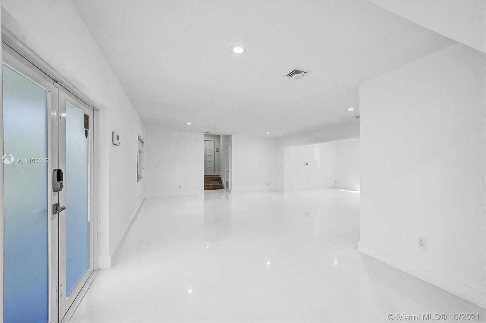 Small Image of 2140 ALAMANDA DR, North Miami Number 39