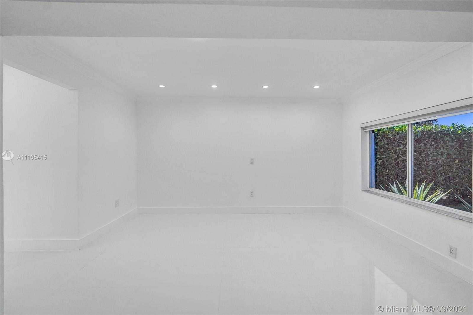 Small Image of 2140 ALAMANDA DR, North Miami Number 41