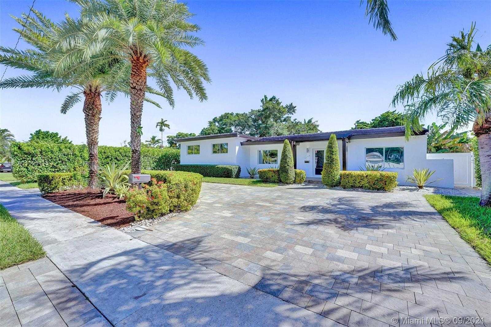 Small Image of 2140 ALAMANDA DR, North Miami Number 47