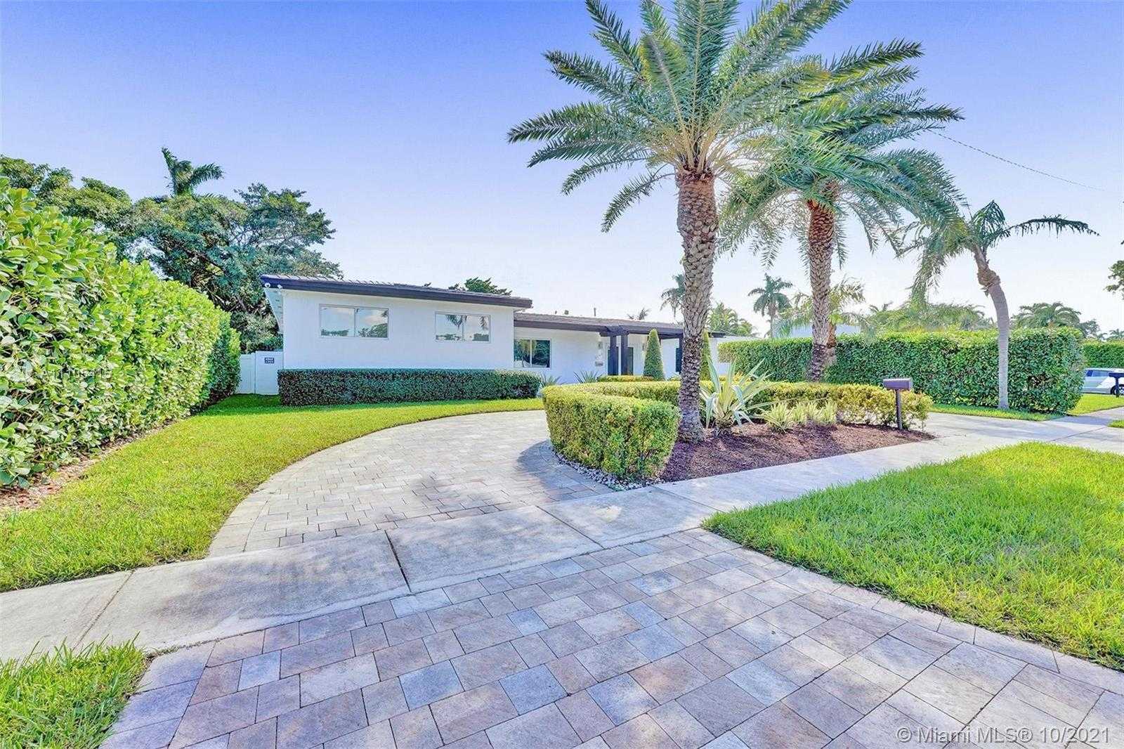 Small Image of 2140 ALAMANDA DR, North Miami Number 5