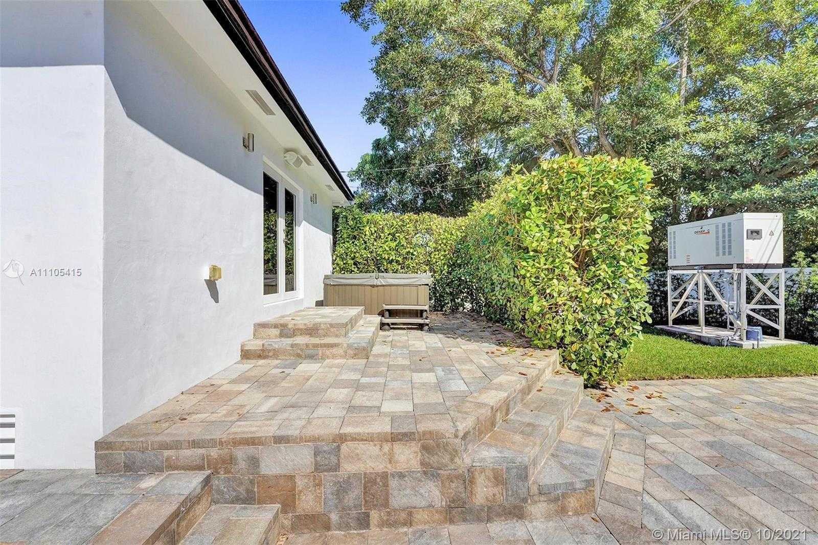 Small Image of 2140 ALAMANDA DR, North Miami Number 7
