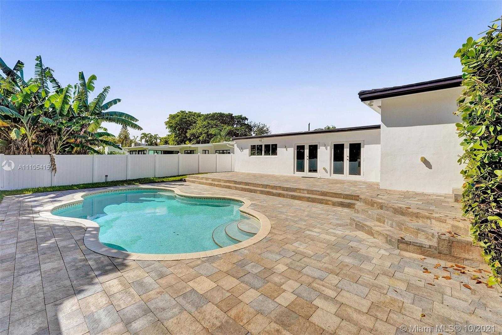 Small Image of 2140 ALAMANDA DR, North Miami Number 8