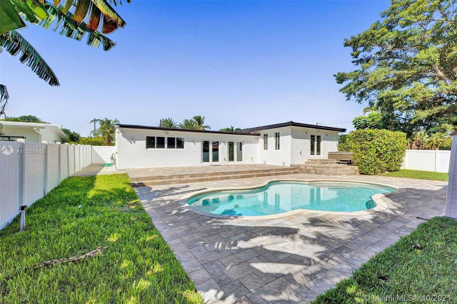 Small Image of 2140 ALAMANDA DR, North Miami Number 9