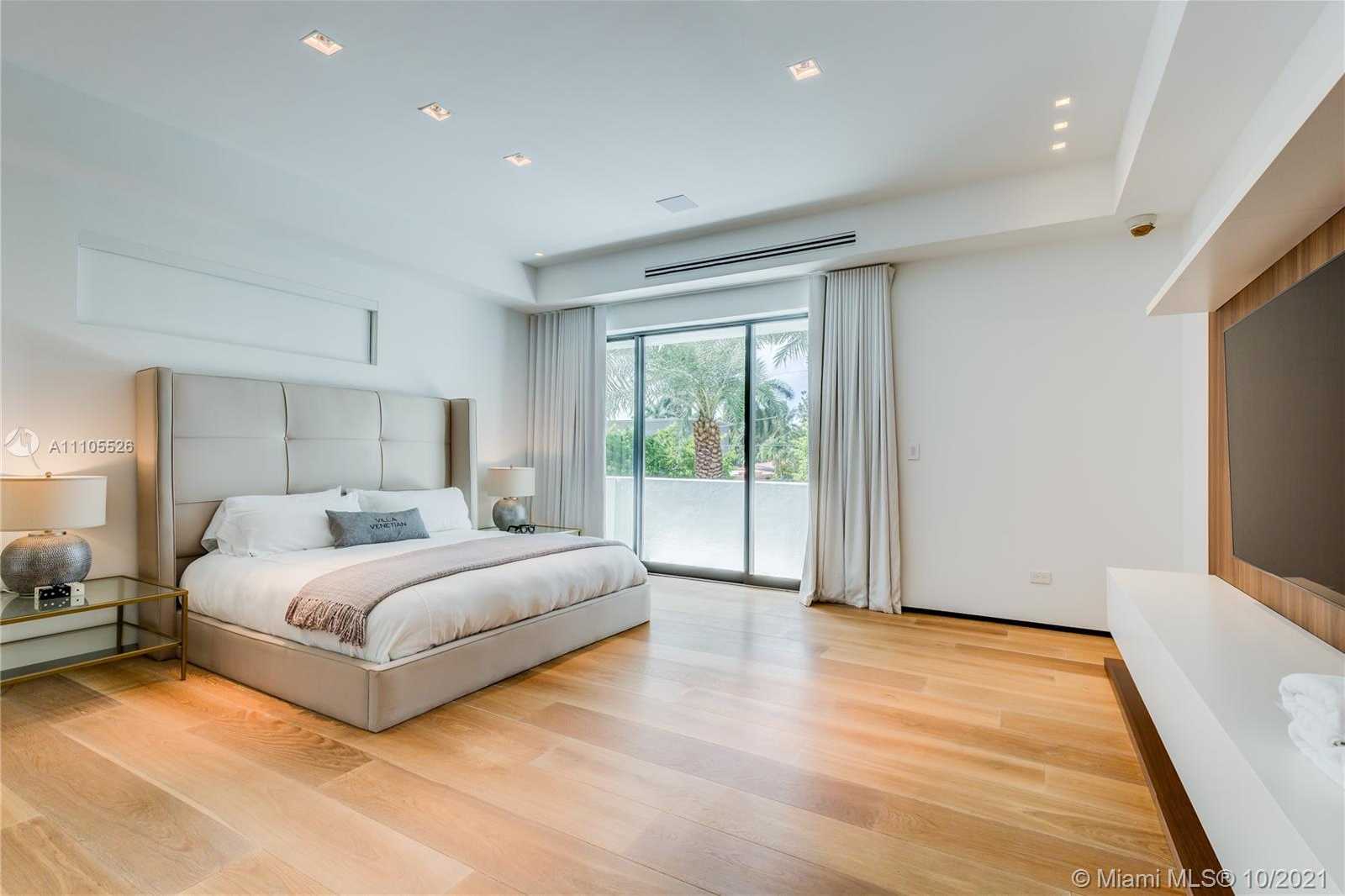 Small Image of 1374 SOUTH VENETIAN WAY, Miami Number 38