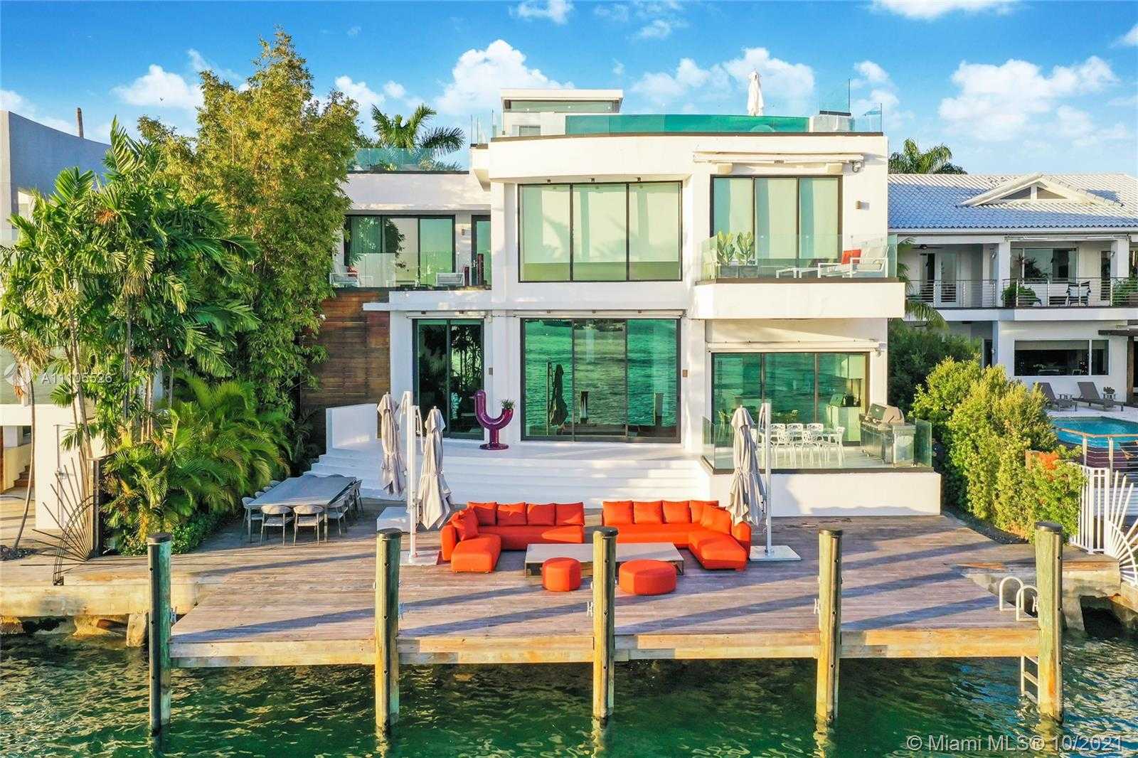 Small Image of 1374 SOUTH VENETIAN WAY, Miami Number 45
