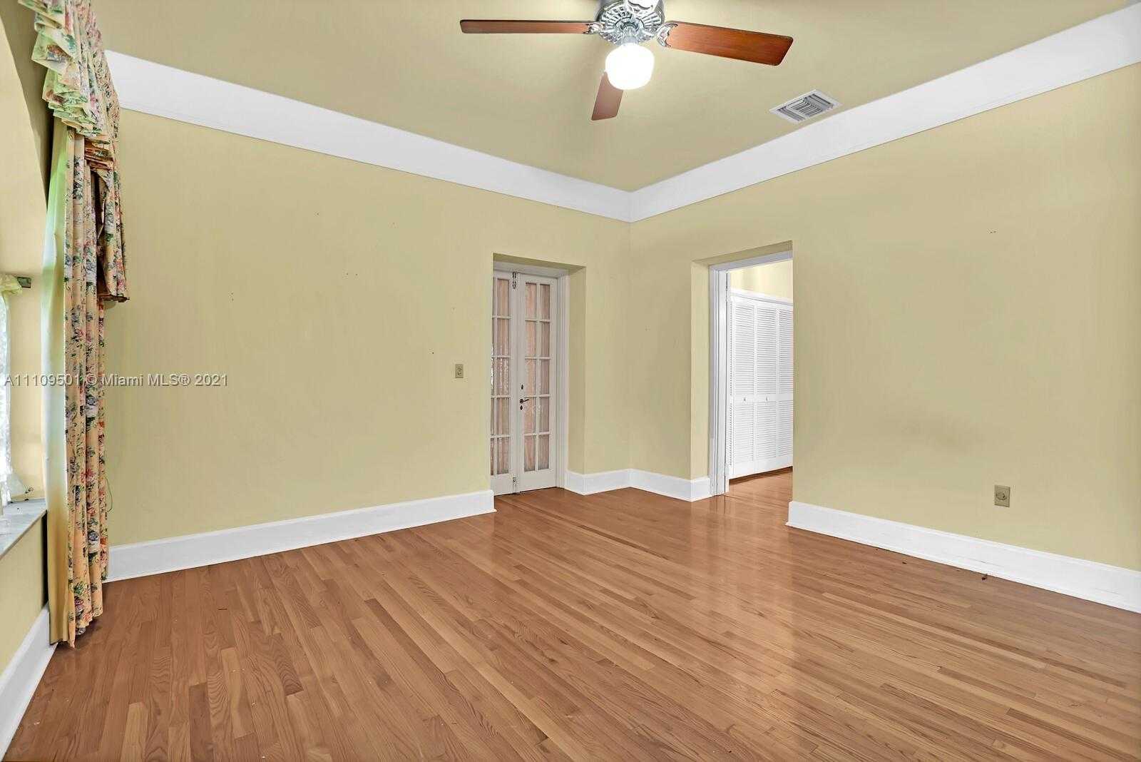 Small Image of 1318 SOUTH GREENWAY DR, Coral Gables Number 10