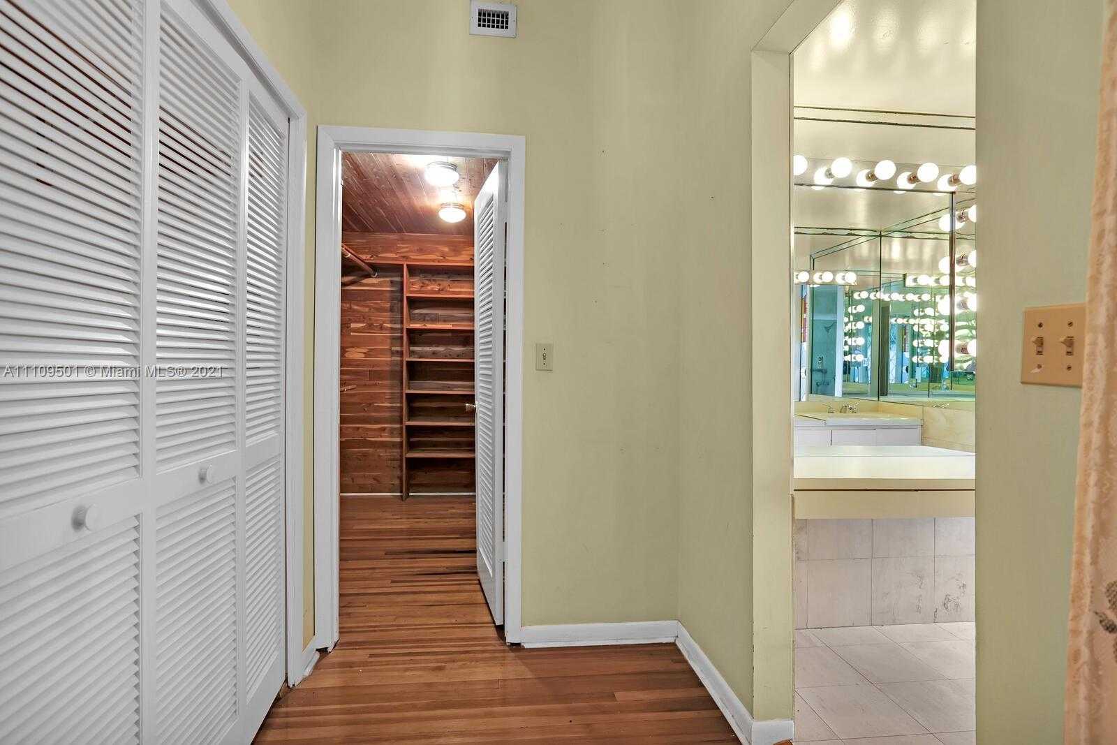 Small Image of 1318 SOUTH GREENWAY DR, Coral Gables Number 13