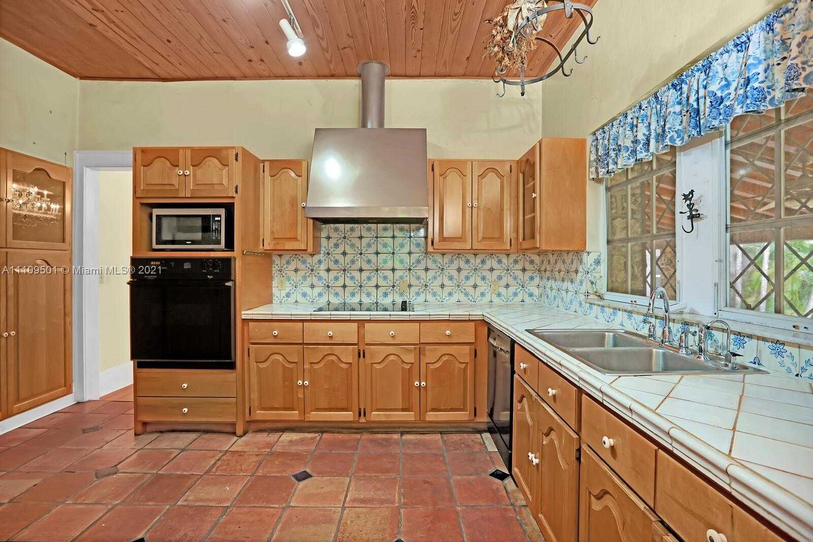 Small Image of 1318 SOUTH GREENWAY DR, Coral Gables Number 15