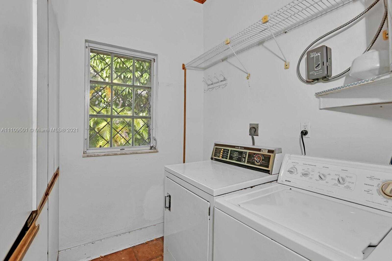 Small Image of 1318 SOUTH GREENWAY DR, Coral Gables Number 18