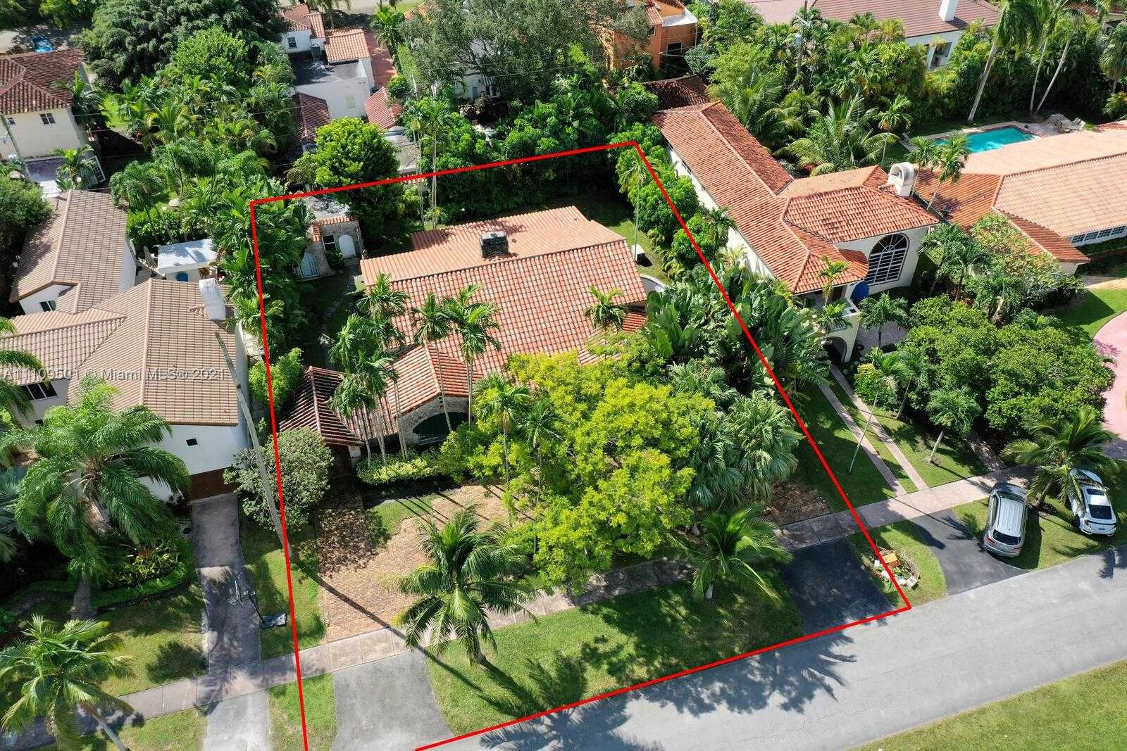 Small Image of 1318 SOUTH GREENWAY DR, Coral Gables Number 31