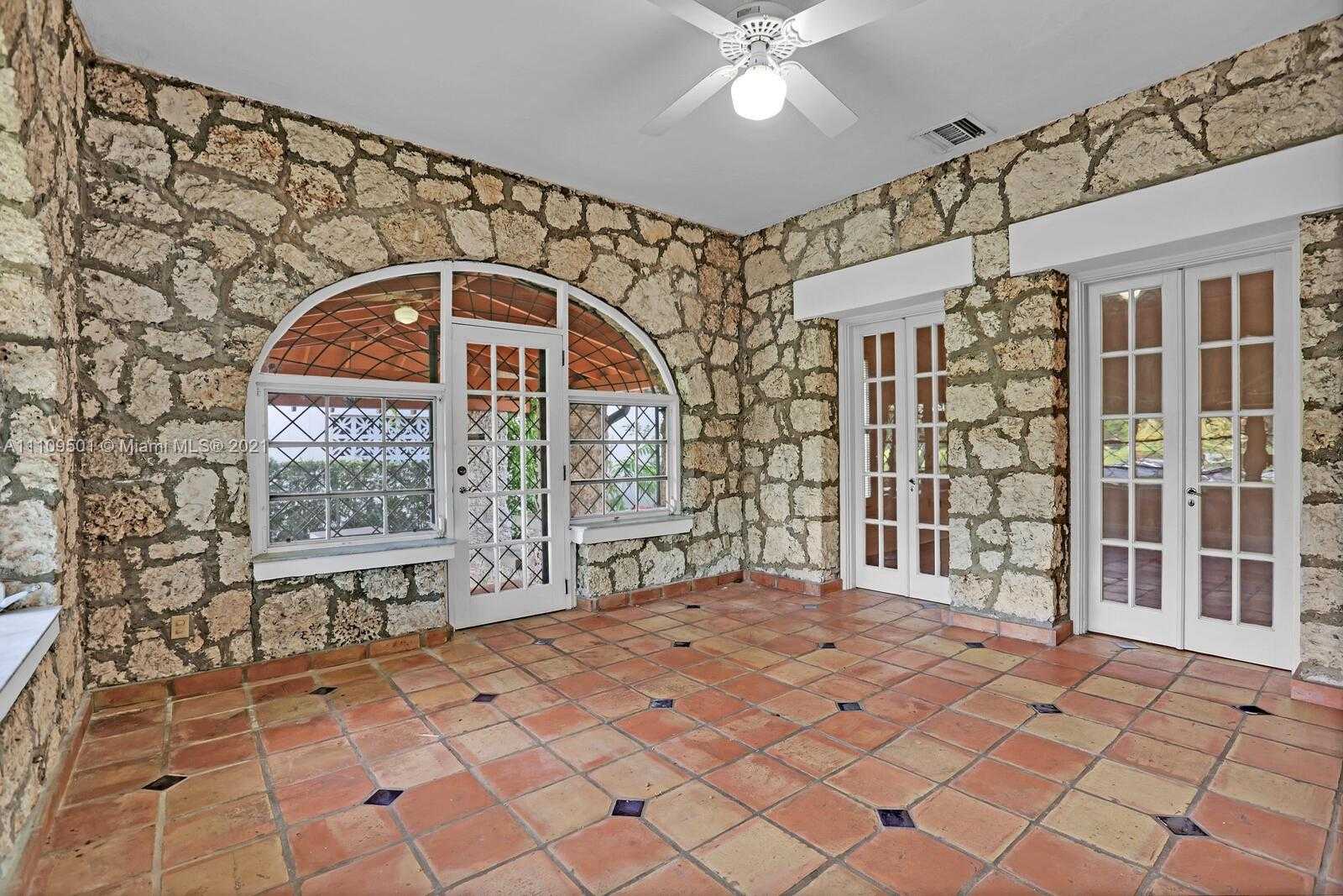 Small Image of 1318 SOUTH GREENWAY DR, Coral Gables Number 5