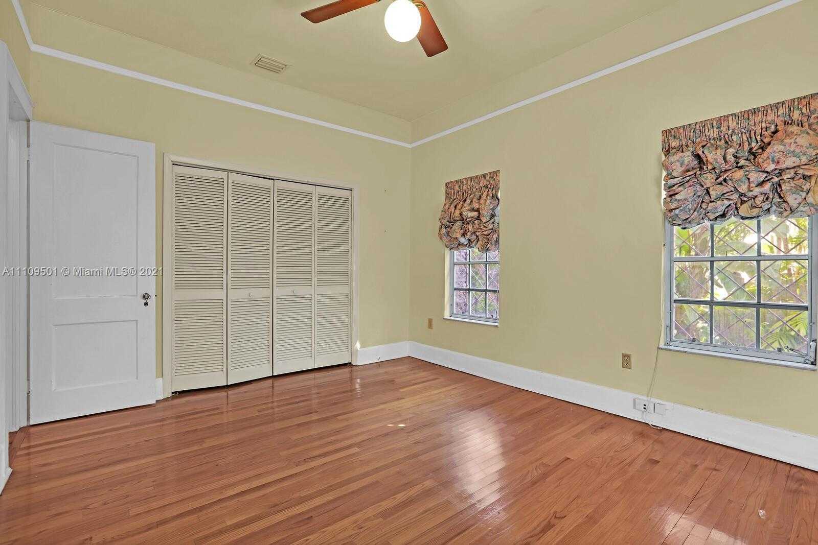 Small Image of 1318 SOUTH GREENWAY DR, Coral Gables Number 7