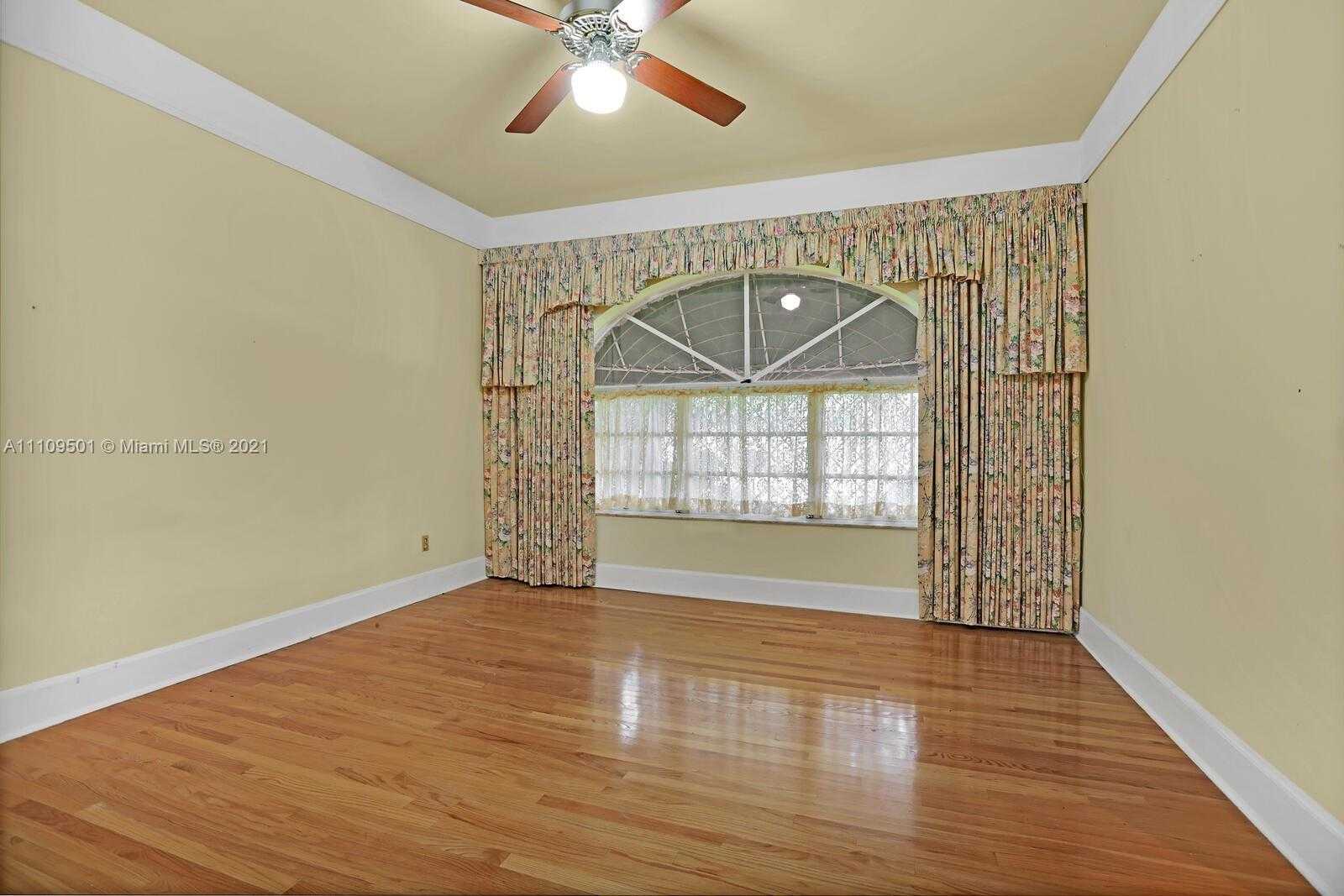 Small Image of 1318 SOUTH GREENWAY DR, Coral Gables Number 9