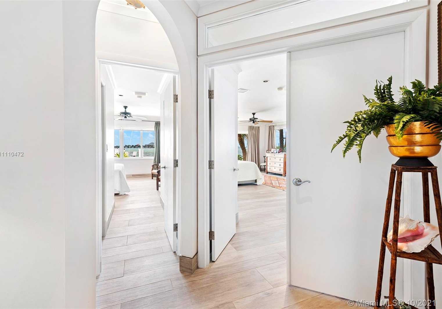 Small Image of 1161 BELLE MEADE ISLAND DR, Miami Number 23