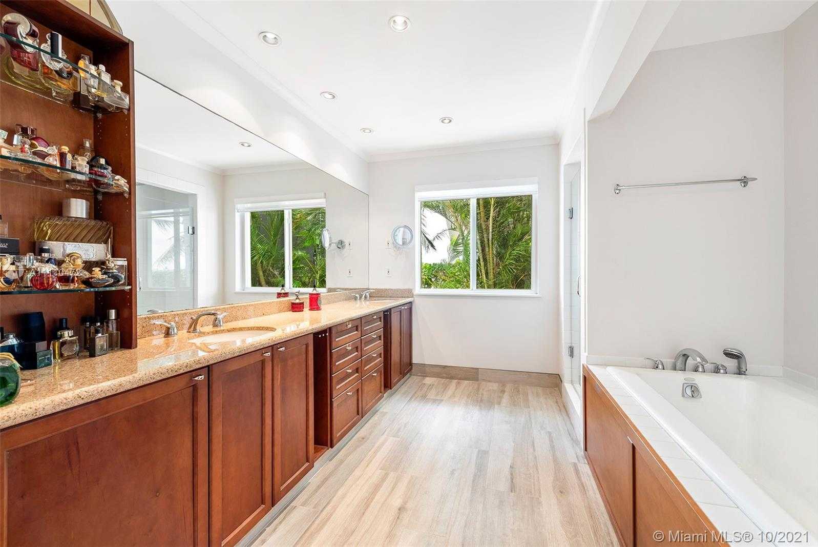 Small Image of 1161 BELLE MEADE ISLAND DR, Miami Number 26