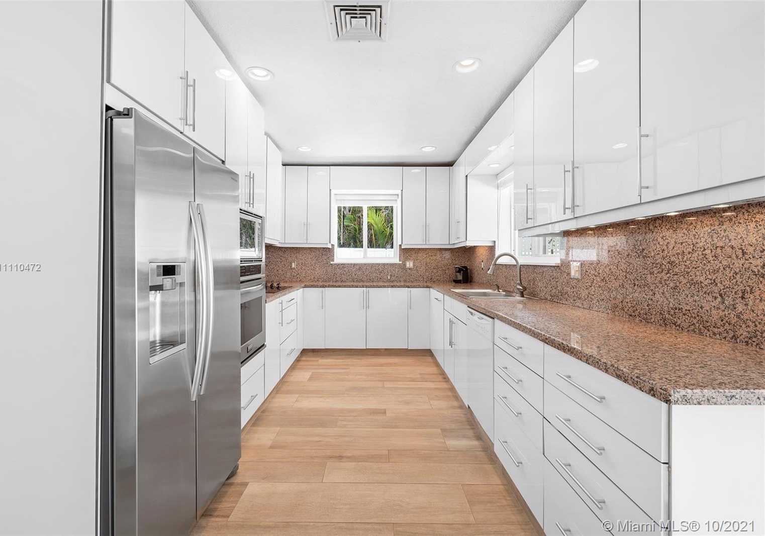 Small Image of 1161 BELLE MEADE ISLAND DR, Miami Number 30