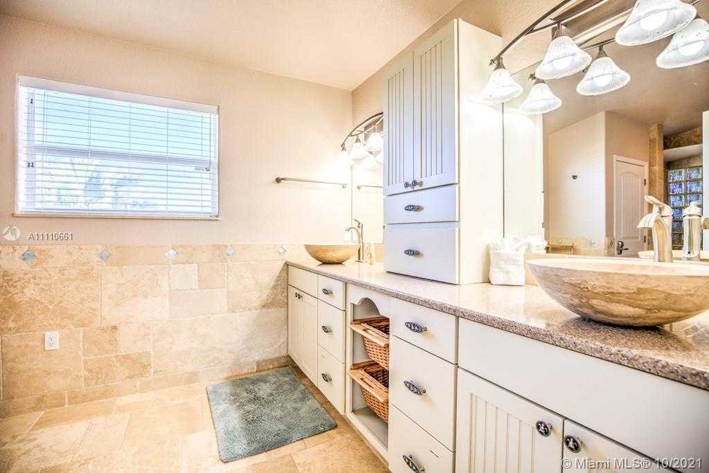 Small Image of 544 SOMBRERO BEACH RD, Marathon Number 38