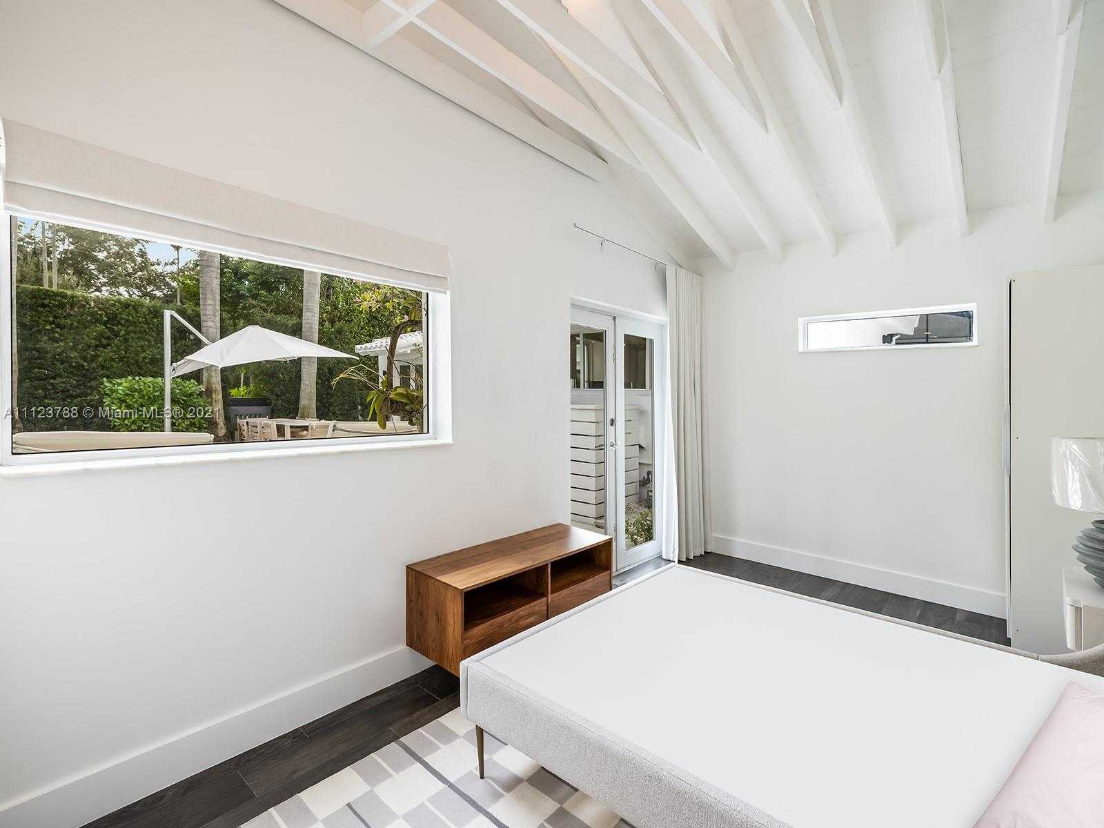 Small Image of 5835 N Bay Rd, Miami Beach, FL 33140, USA Number 13