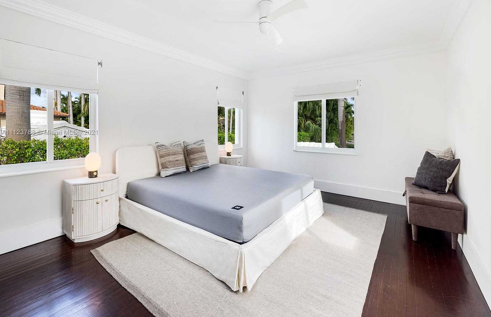 Small Image of 5835 N Bay Rd, Miami Beach, FL 33140, USA Number 7