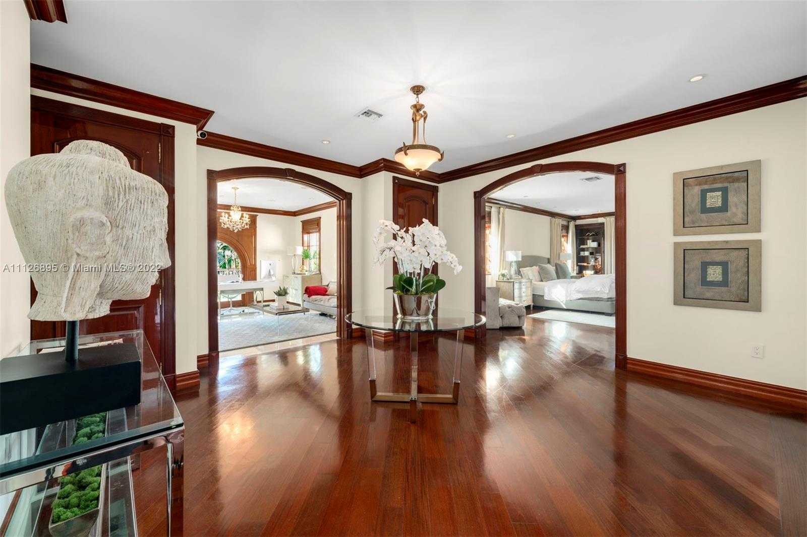 Small Image of 585 Arvida Pkwy, Coral Gables, FL 33156, USA Number 16
