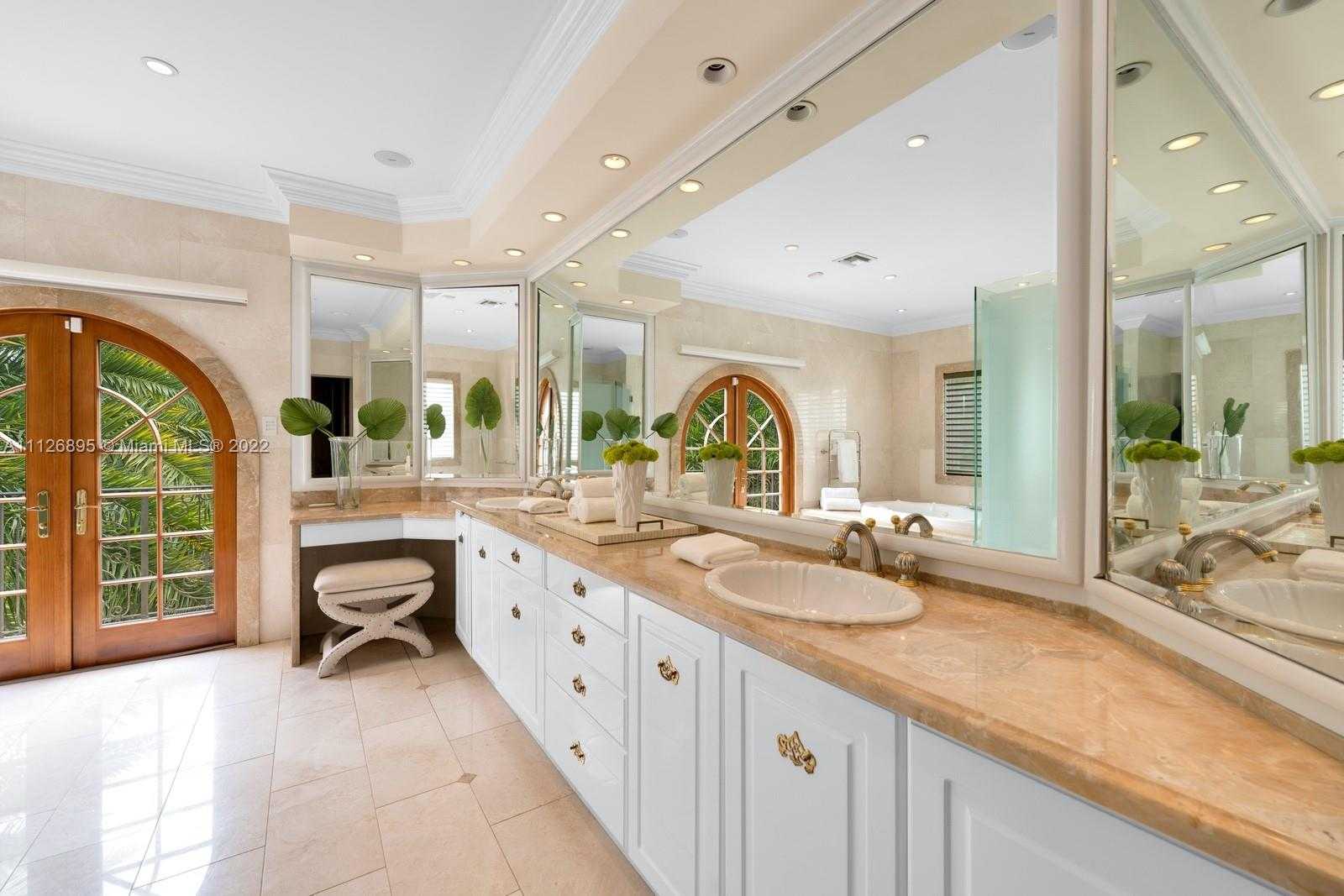 Small Image of 585 Arvida Pkwy, Coral Gables, FL 33156, USA Number 19