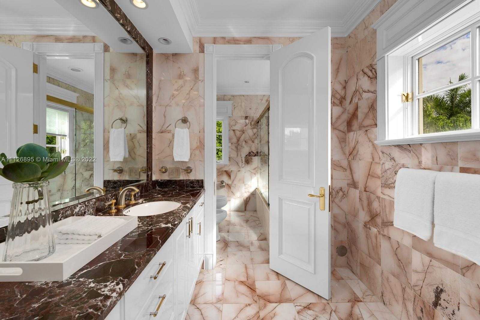 Small Image of 585 Arvida Pkwy, Coral Gables, FL 33156, USA Number 21