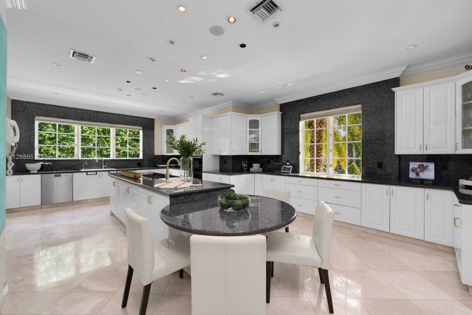 Small Image of 585 Arvida Pkwy, Coral Gables, FL 33156, USA Number 8