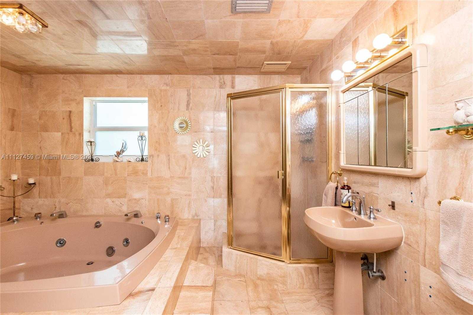 Small Image of 7701 Beach View Dr, North Bay Village, FL 33141, USA Number 11
