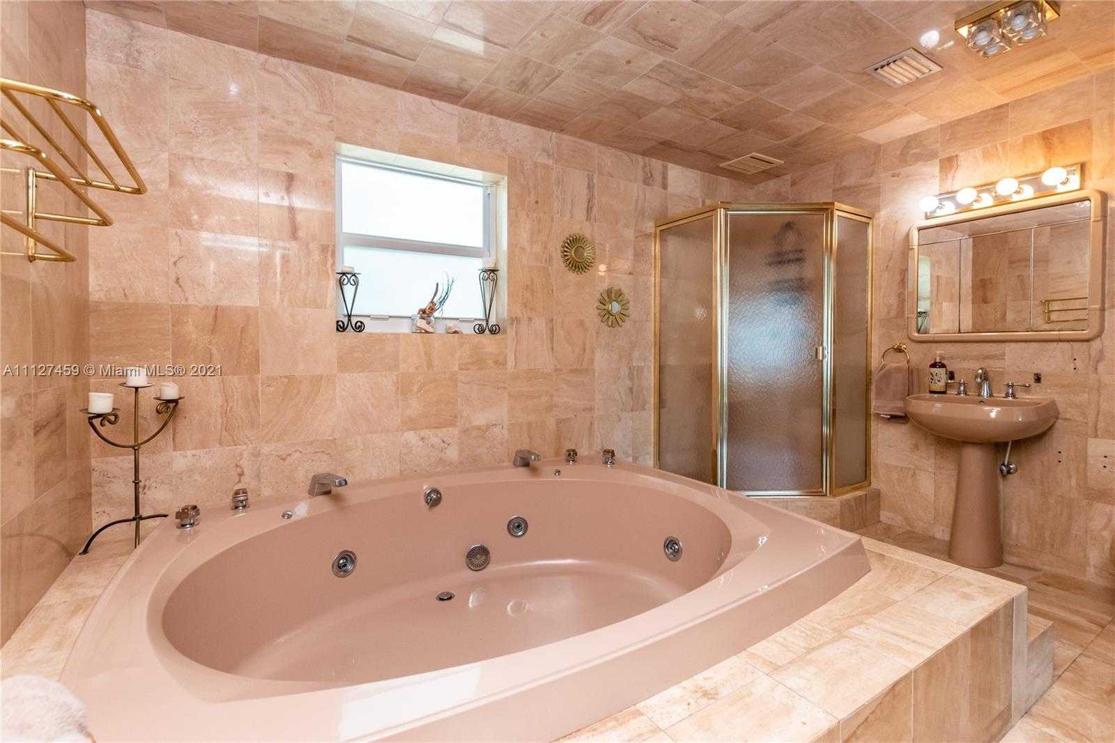 Small Image of 7701 Beach View Dr, North Bay Village, FL 33141, USA Number 12