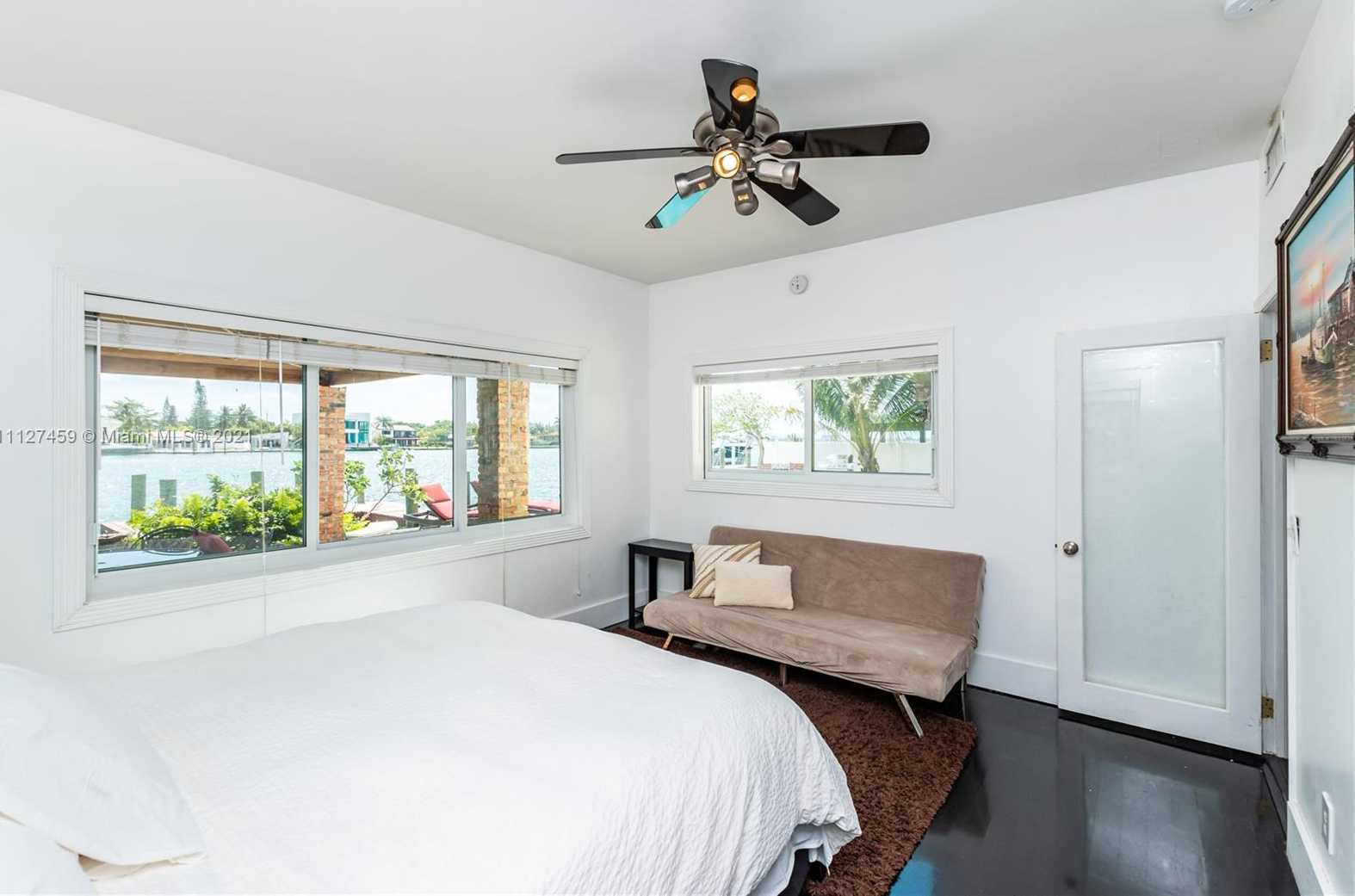 Small Image of 7701 Beach View Dr, North Bay Village, FL 33141, USA Number 14