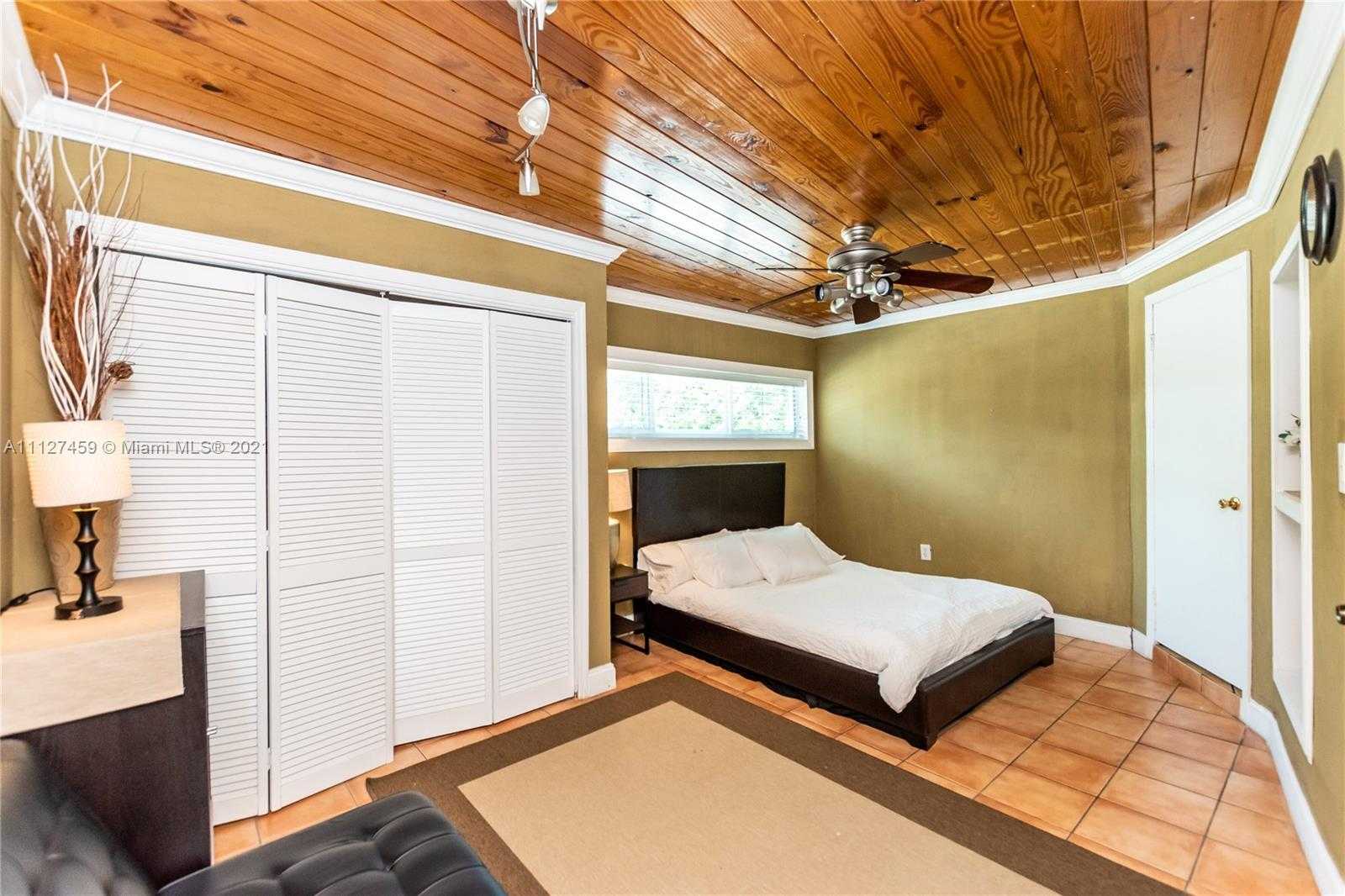Small Image of 7701 Beach View Dr, North Bay Village, FL 33141, USA Number 16