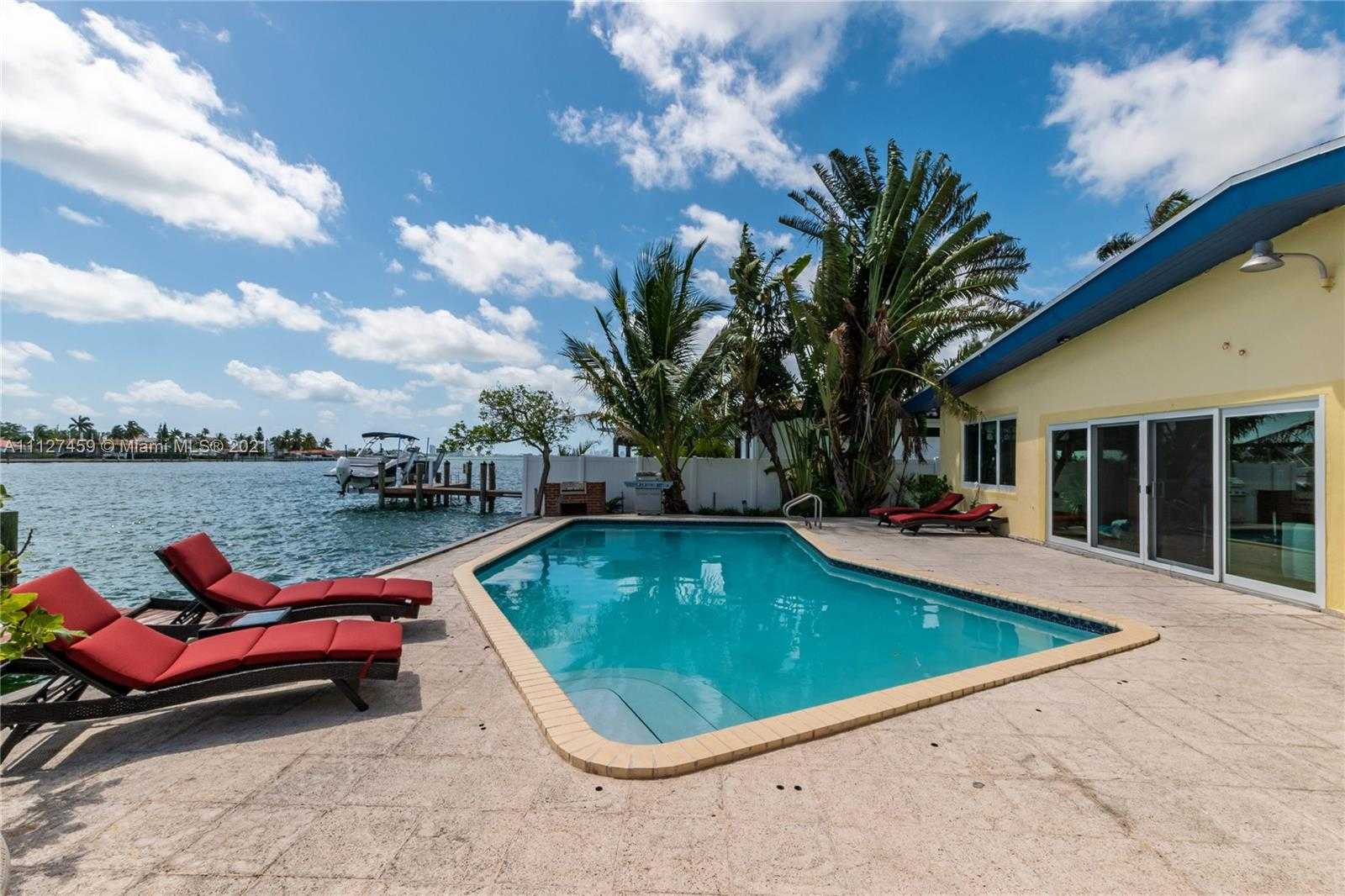 Small Image of 7701 Beach View Dr, North Bay Village, FL 33141, USA Number 21