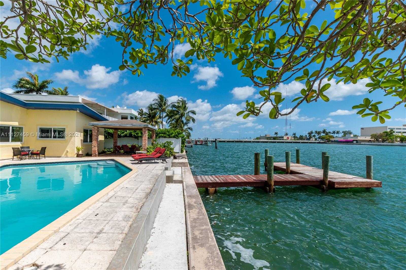 Small Image of 7701 Beach View Dr, North Bay Village, FL 33141, USA Number 25