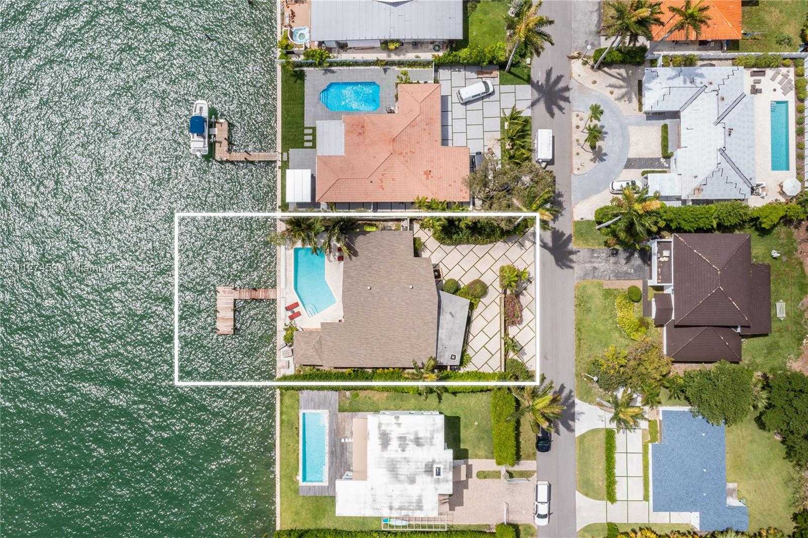 Small Image of 7701 Beach View Dr, North Bay Village, FL 33141, USA Number 29