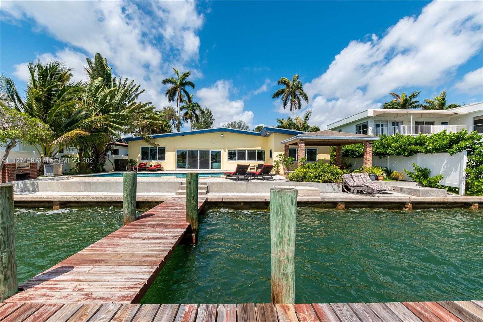 Small Image of 7701 Beach View Dr, North Bay Village, FL 33141, USA Number 31
