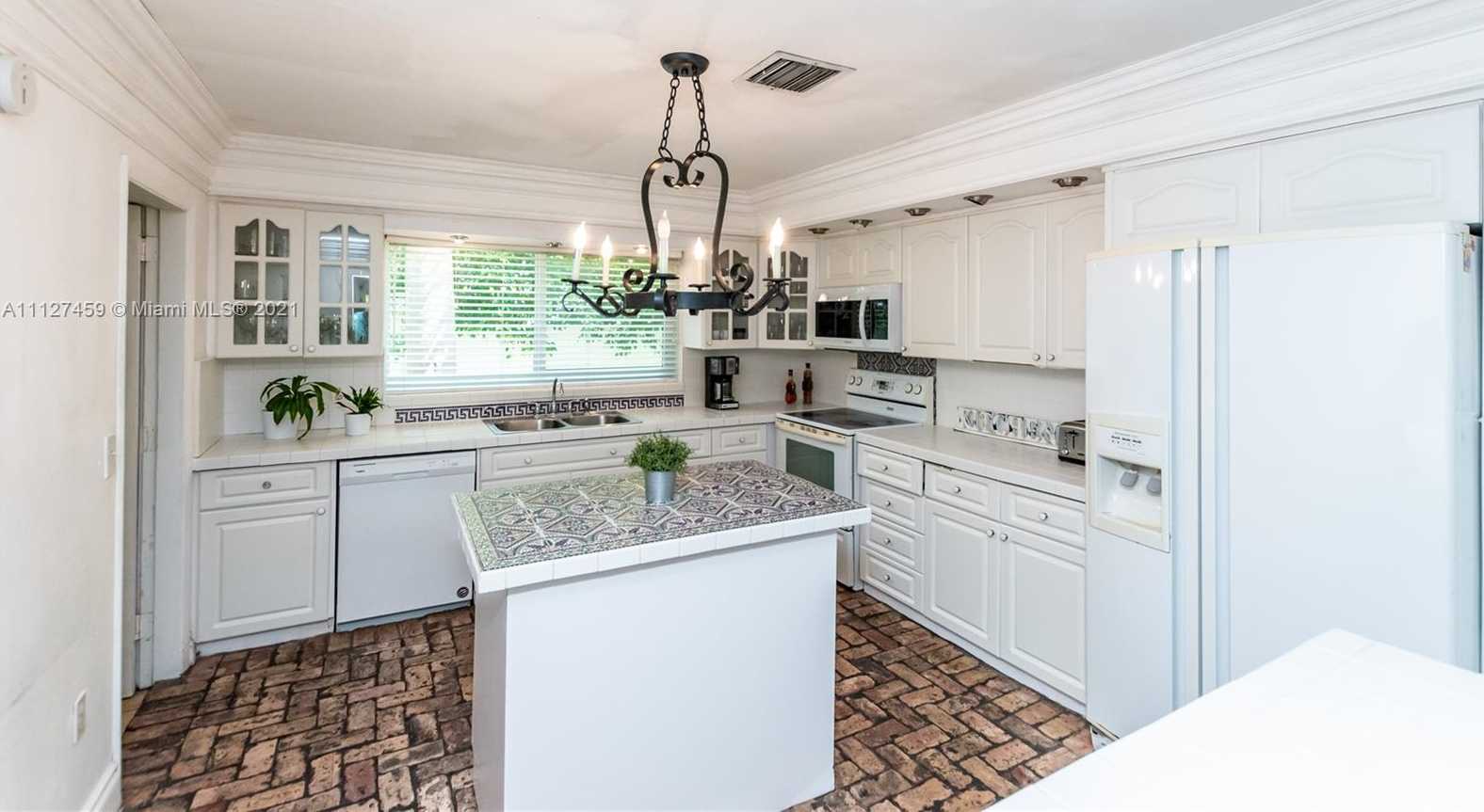 Small Image of 7701 Beach View Dr, North Bay Village, FL 33141, USA Number 8