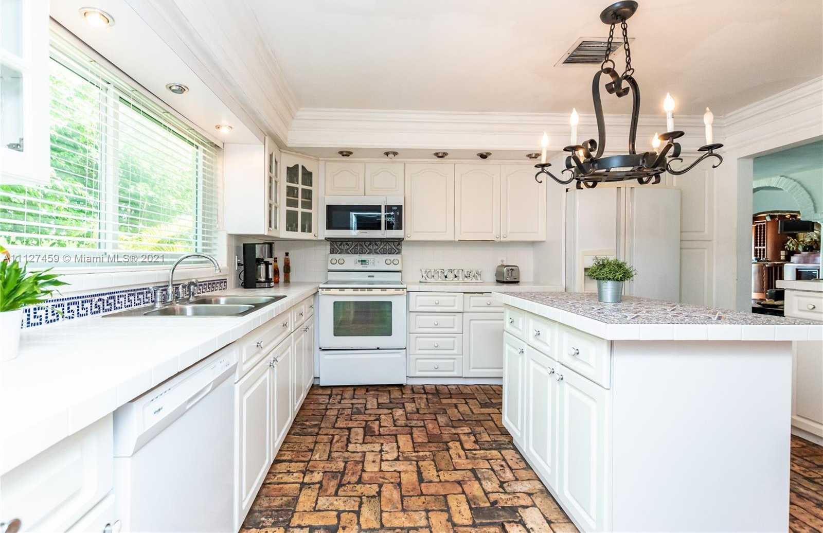 Small Image of 7701 Beach View Dr, North Bay Village, FL 33141, USA Number 9