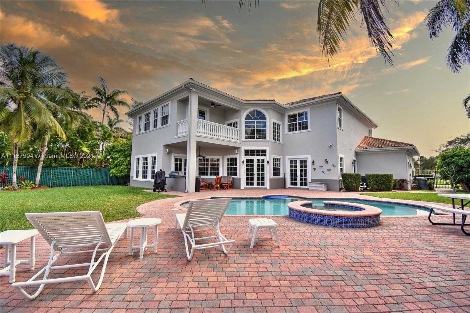 Small Image of 1031 Harbor Ct, Hollywood, FL 33019, USA Number 14