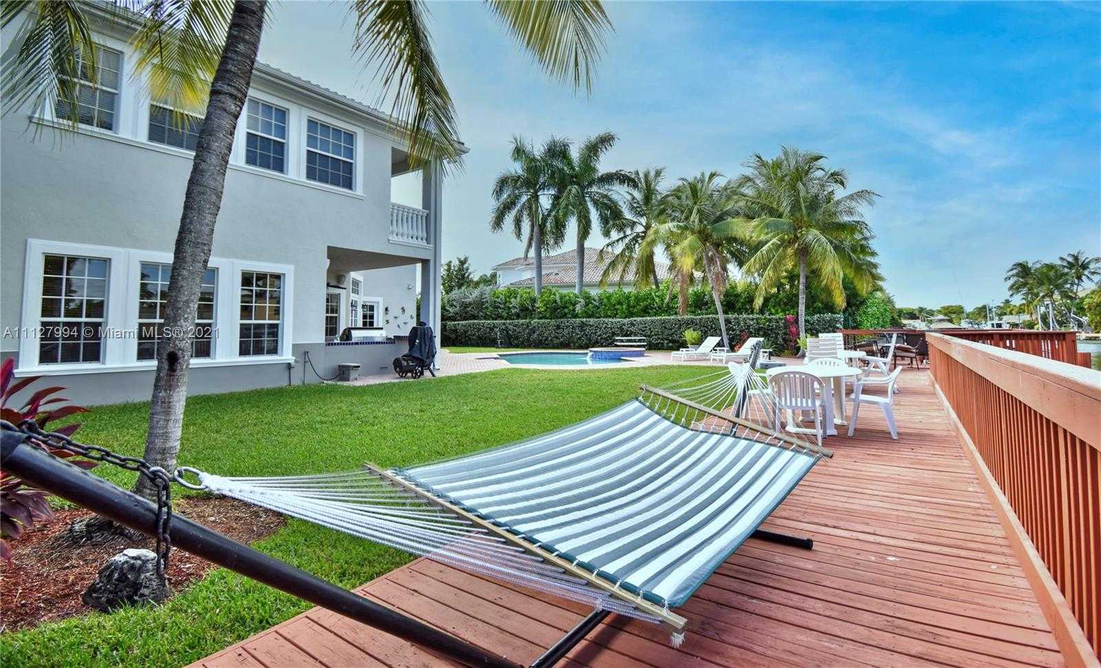 Small Image of 1031 Harbor Ct, Hollywood, FL 33019, USA Number 17
