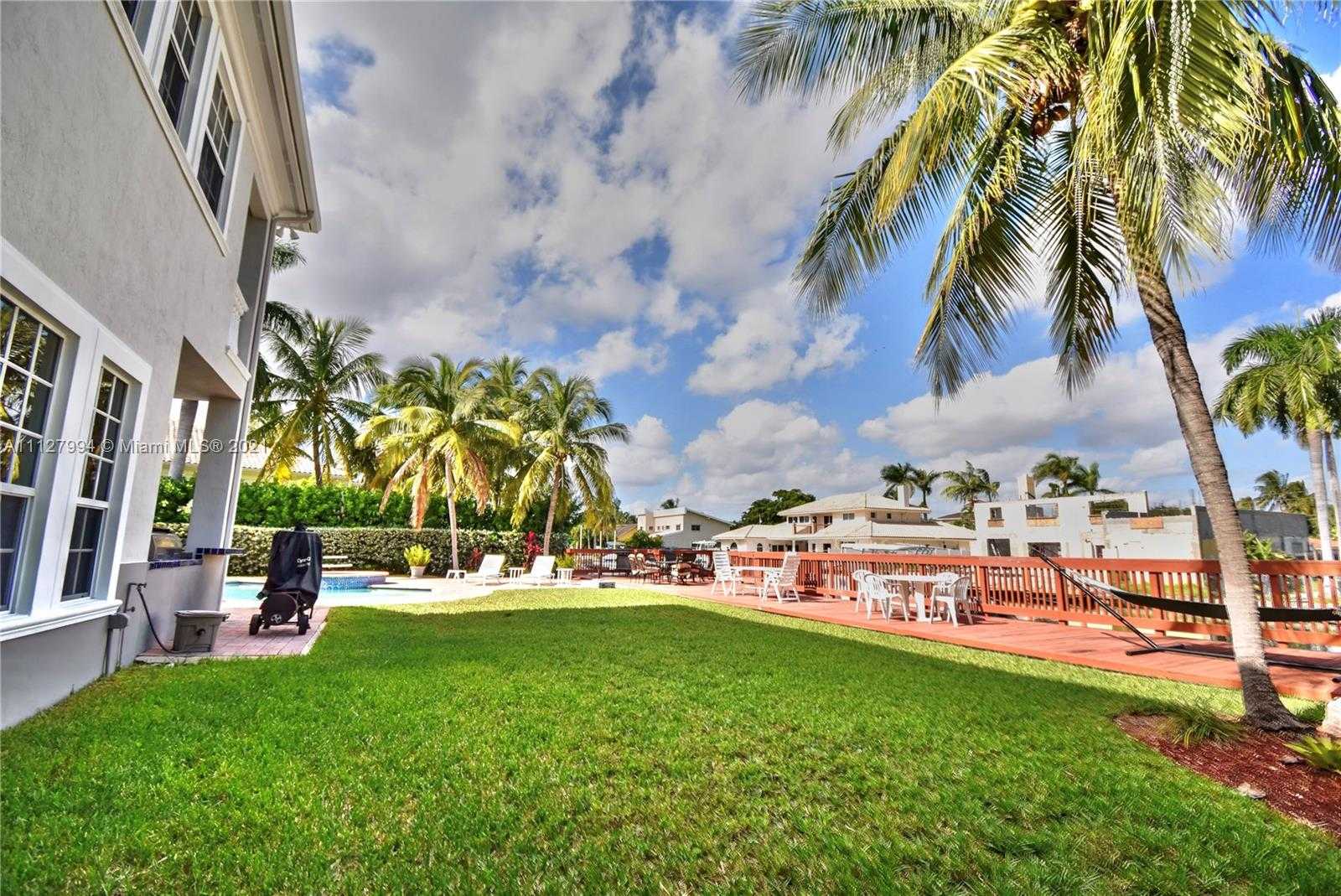 Small Image of 1031 Harbor Ct, Hollywood, FL 33019, USA Number 18