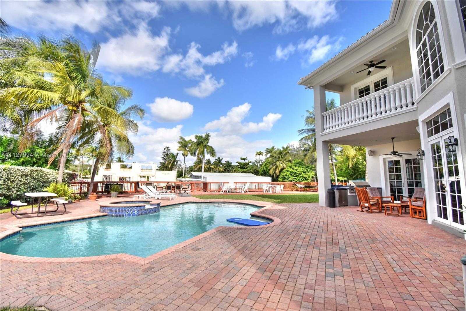 Small Image of 1031 Harbor Ct, Hollywood, FL 33019, USA Number 2
