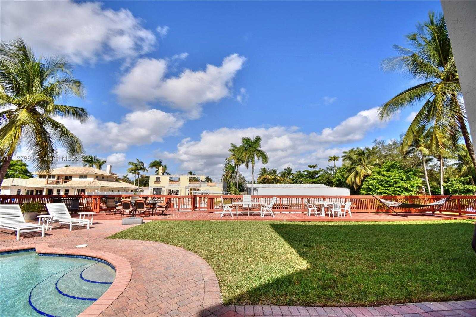 Small Image of 1031 Harbor Ct, Hollywood, FL 33019, USA Number 20
