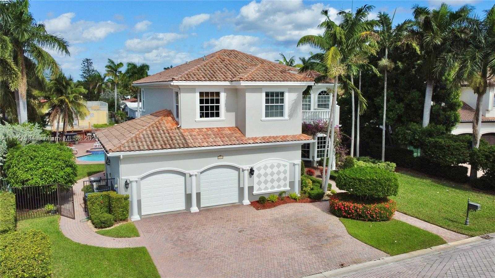 Small Image of 1031 Harbor Ct, Hollywood, FL 33019, USA Number 24