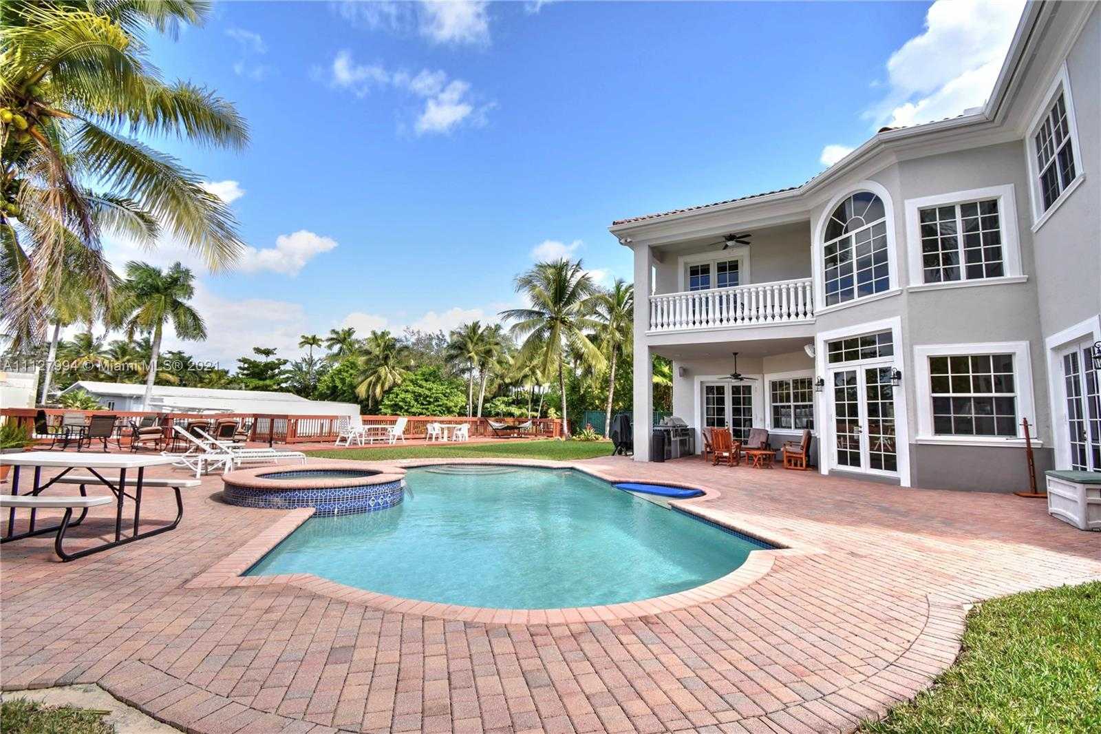 Small Image of 1031 Harbor Ct, Hollywood, FL 33019, USA Number 28