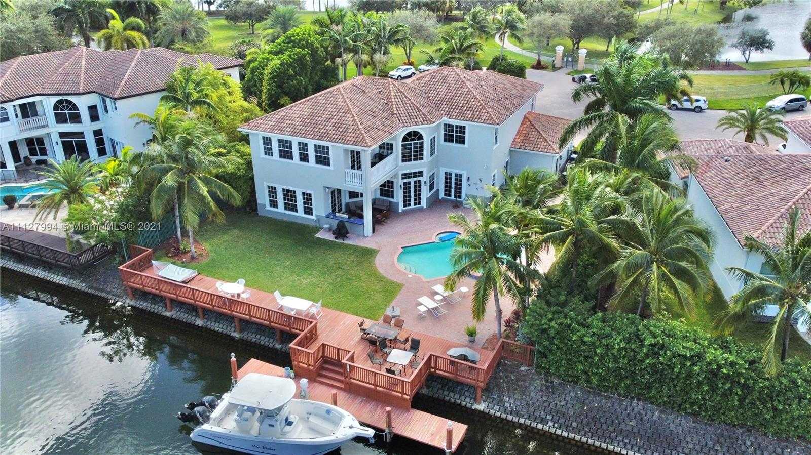 Small Image of 1031 Harbor Ct, Hollywood, FL 33019, USA Number 3