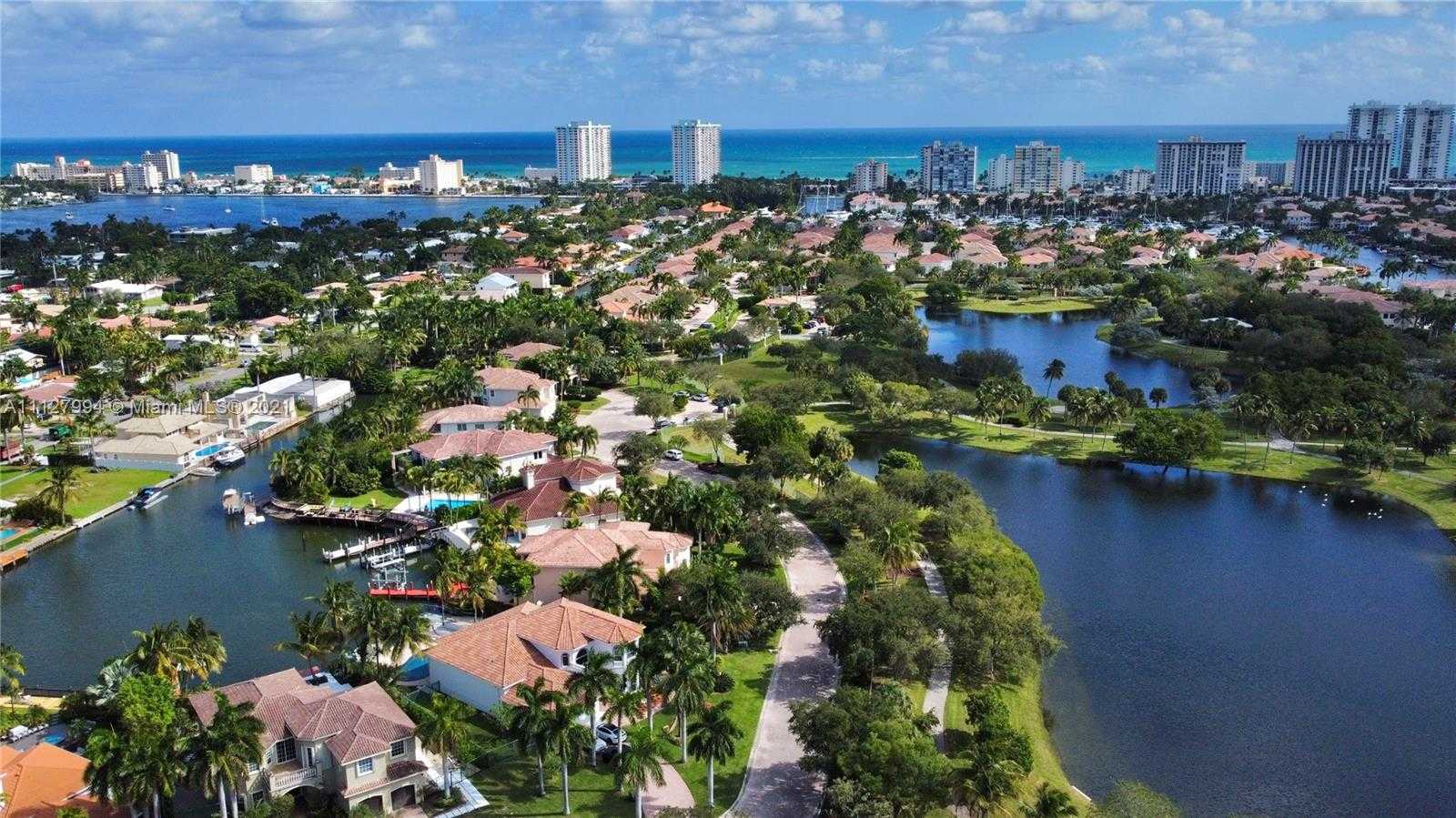 Small Image of 1031 Harbor Ct, Hollywood, FL 33019, USA Number 4