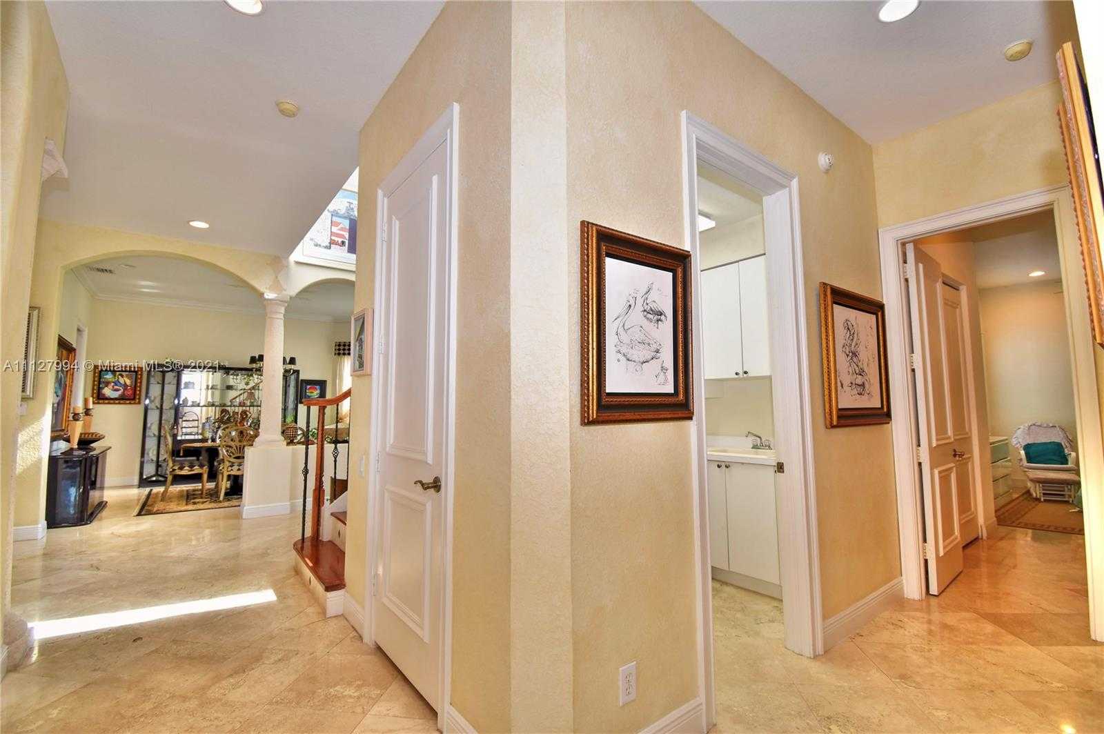 Small Image of 1031 Harbor Ct, Hollywood, FL 33019, USA Number 41